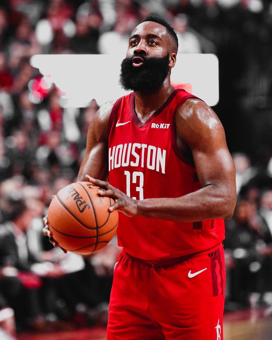 夏普将球传给了鲍威尔，两人之间默契的配合，让对（夏普妙传鲍威尔，二人默契连线令对手措手不及）