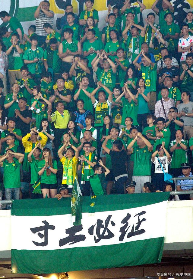 林诗栋刁钻进攻线路对决卡尔伯格顽强防守（林诗栋犀利变线进攻对抗卡尔伯格铁壁防守）