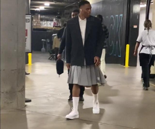 本赛季比赛最后5分钟追平或反超球，弗拉格17中12排第一（本季最后5分钟的扳平或反超关键投篮中，弗拉格17投12中居首）